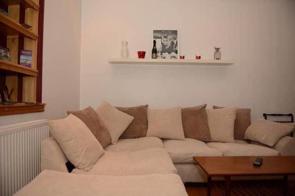 F3 2 Bedroomed Town House - Free Parking - Super 150 Mbps Wifi Near Gavin N Stacey Film House - 1 Free Dog Allowed Barry Extérieur photo
