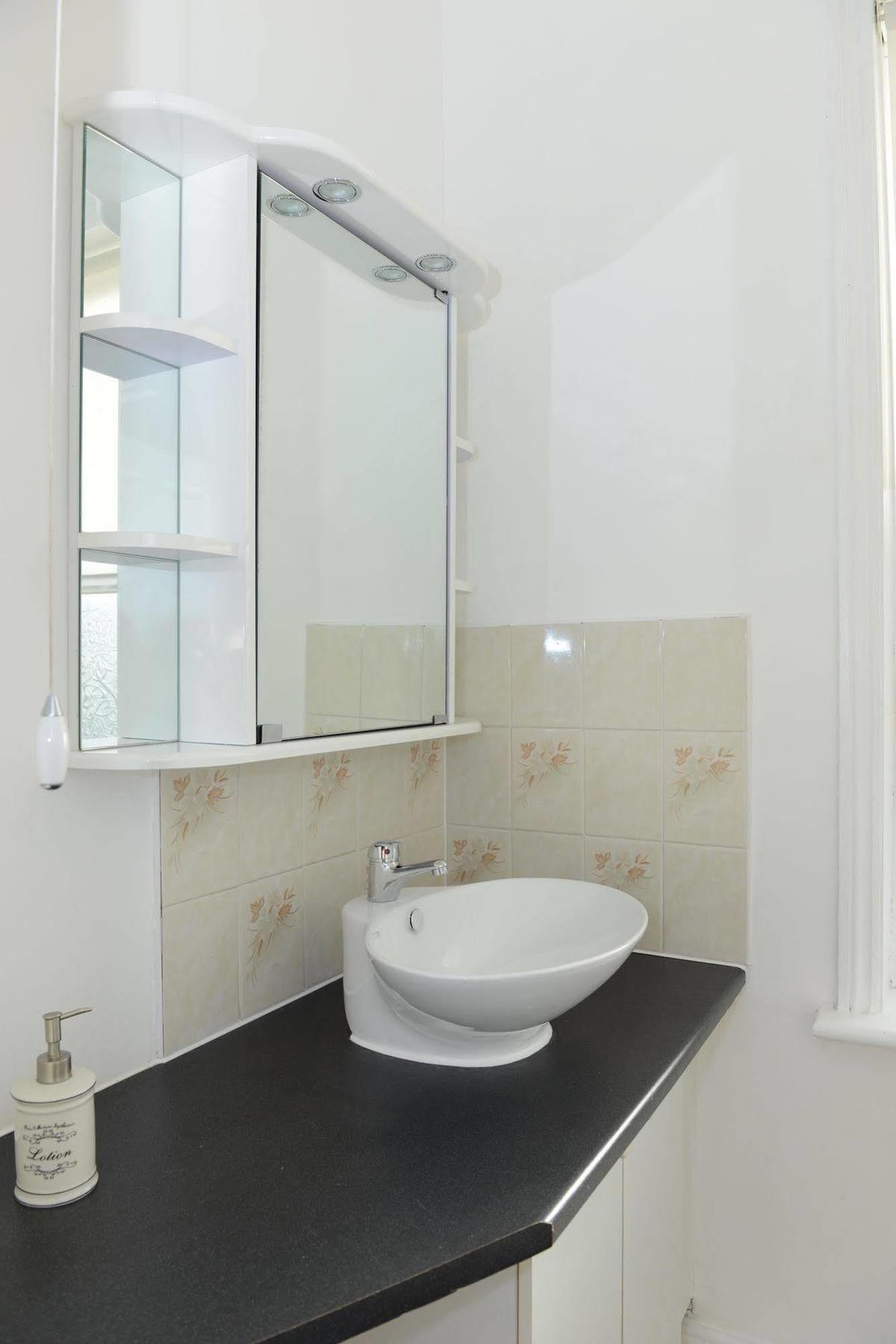 F3 2 Bedroomed Town House - Free Parking - Super 150 Mbps Wifi Near Gavin N Stacey Film House - 1 Free Dog Allowed Barry Extérieur photo