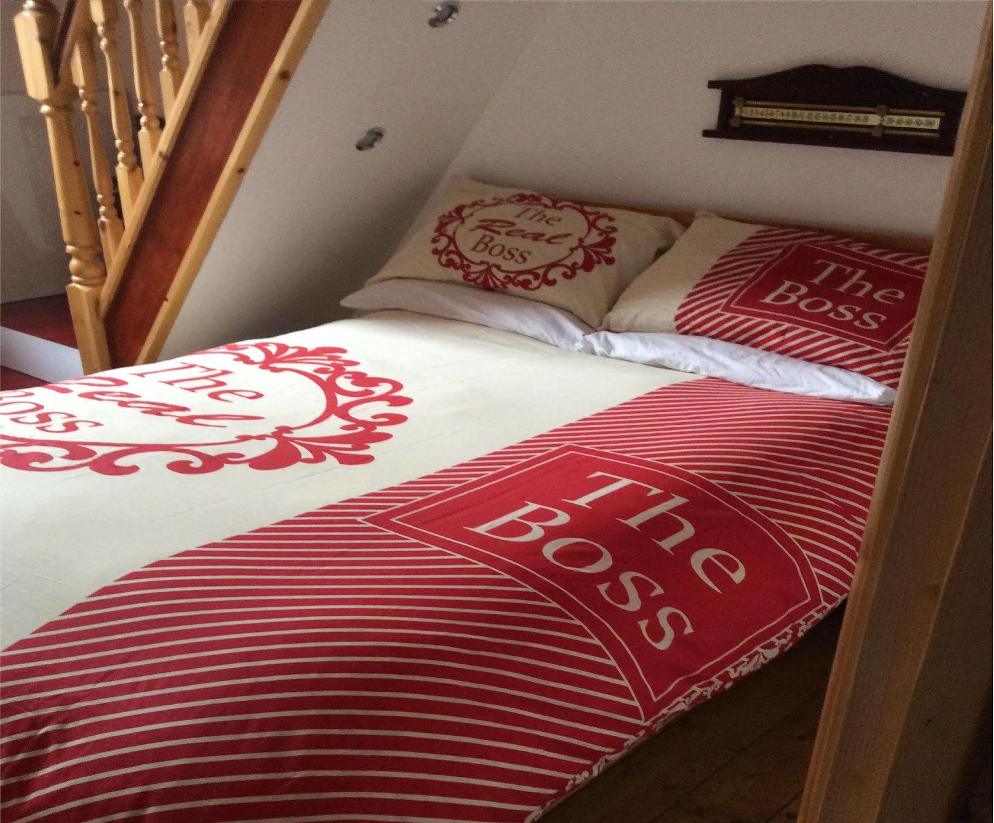 F3 2 Bedroomed Town House - Free Parking - Super 150 Mbps Wifi Near Gavin N Stacey Film House - 1 Free Dog Allowed Barry Extérieur photo